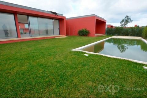 NEW PRICE Villa with Swimming Pool. Located in the beautiful village of Óbidos. In a gated community in Bom Sucesso. With contemporary architecture with 1 floor that is distributed over 2 interconnected blocks.  In one of the blocks, you will find th...