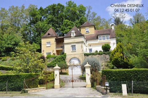 Majestueuse maison de ville située à Sarlat toute proche des commerces, accessible à pied, avec une vue ouverte sur la nature, sur un terrain très bien entretenu et arboré de près de 6400 m2 avec un garage indépendant et une piscine Desjoyaux avec so...