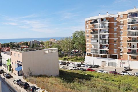 Residentieel gebouw te koop met panoramisch uitzicht op zee en bergen in Torremolinos. Gelegen in de wijk El Pinillo, omgeven door alle voorzieningen zoals een sportschool, bussen, supermarkt, scholen en trein. Het vier verdiepingen tellende resident...