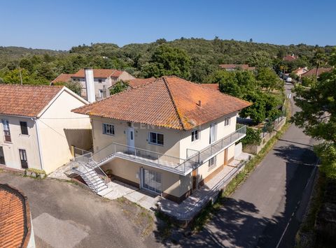 Welcome to this enchanting country house nestled in the serene village of Chãos, Ferreira do Zêzere. Set on an expansive 4160 sqm plot, this property boasts a spacious main house and a charming guest house, perfect for family living or generating ren...