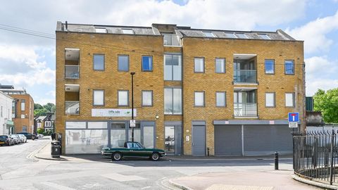 Rzadkością na rynku jest tego typu nowo wybudowane mieszkanie z jedną sypialnią na pierwszym piętrze przy Old Woolwich Road, Greenwich SE10. Nieruchomość jest w doskonałym stanie i składa się z przestronnego pokoju recepcyjnego, w pełni wyposażonej k...