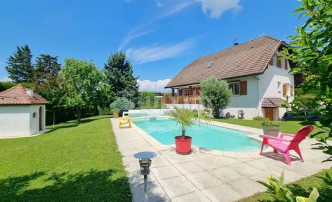 Réf 1871GR: This town-centre location is sought-after for its residential setting and close proximity to schools, buses, shops and Geneva access, just 10 minutes from the CEVA train station or the motorway. This traditional house, with 169 m² of livi...