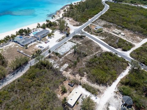 Entdecken Sie die unglaubliche Gelegenheit, ein leerstehendes Mehrfamiliengrundstück am Queen's Highway, Exuma, zu besitzen. Günstig in der Nähe des Flughafens, Restaurants und Geschäfte gelegen, ist dies ein idealer Ort, um Ferien- oder Langzeitmiet...