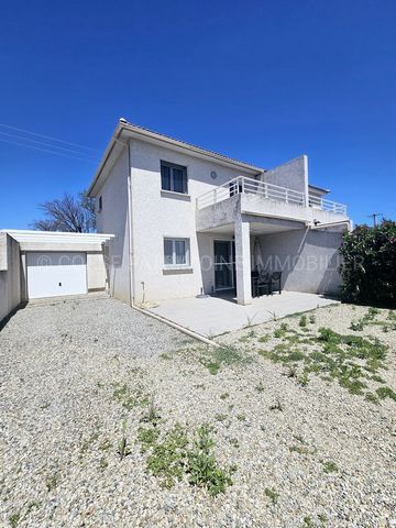 Come and discover this charming type 3 house of 67 m2, built on two levels, located in a pleasant residence close to shops and the sea. The property consists, on the main level, of a bright living room with a fully equipped and fitted open kitchen, o...