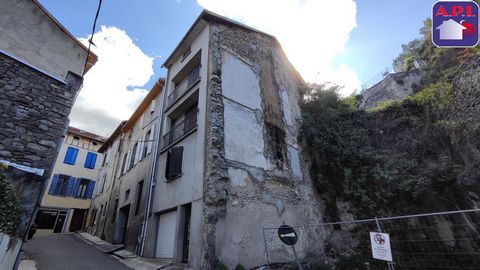 STADTHAUS! Im Stadtzentrum von Tarascon-sur-Ariège, in der Nähe von Geschäften, Dienstleistungen, Schulen und Verkehrsmitteln. Dieses dreistöckige Stadthaus aus Stein verfügt über eine Garage im Erdgeschoss, ein Wohnzimmer mit Küche im ersten Stock, ...