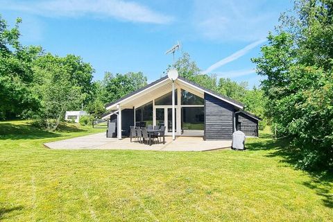 Cottage with whirlpool located a few minutes walk from the sea at Als Odde and in quiet surroundings in the woods. Bright and spacious living room in open connection with the kitchen and dining area. From the living room there is access to two terrac...