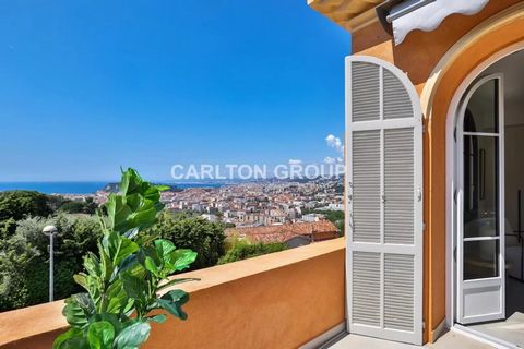 Discover this 143 sqm villa, recently renovated, located close to the Mont-Boron. With its heated pool, it stands out for its spectacular view of the sea and the city, benefiting from a favorable southwest orientation. Its garden is a true haven of m...