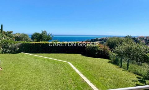 Enjoy a panoramic view of the sea and hills in Nice just 10 minutes from the International Airport and 6 minutes from the beach of the famous Promenade des Anglais. Perfectly located in a quiet area on the heights of Nice, in a closed estate, this vi...