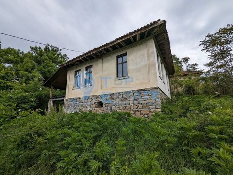 Top Estate Real Estate bietet Ihnen ein Haus mit Panoramablick im Dorf Mindya in der Region Veliko Tarnovo. Die angebotene Immobilie befindet sich in der Nähe des Dorfzentrums, mit Zugang über eine asphaltierte Straße. Das Haus hat eine solide Strukt...