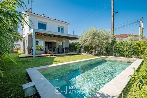 Nestled in the heart of Caudéran, a few steps from the church and transport, this 160 m2 house, recently renovated with care, offers an ideal living environment for families looking for comfort and elegance. Raised on two levels, this residence perfe...
