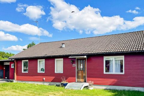 Willkommen in einem großen, geräumigen Ferienhaus in einem naturnahen Wohngebiet. Durch die Nähe zu einem Jachthafen, an einer wunderschönen Landzunge im See Möckeln gelegen, besteht die Möglichkeit, mit dem eigenen Kanu oder Boot angeln zu gehen. Hi...