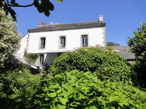 GUISCRIFF : à 10 min de GOURIN, superbe maison en pierre comprenant au RDC : grande pièce principale (cuisine aménagée et équipée ouverte sur salon/salon avec 2 cheminées (ouverte + poêle bois), pièce palière avec poêle bois, dégagement, salle d'eau ...