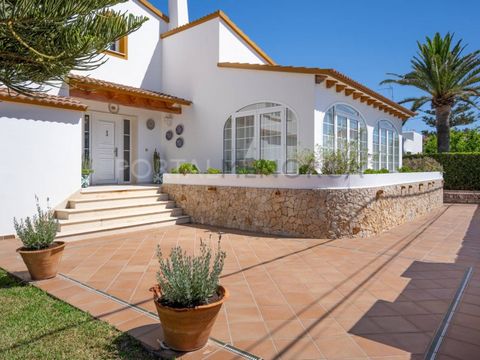 Detached house with swimming pool. This 331 m² villa is situated on a 915 m² plot in Son Oleo, just over one kilometre from the heart of Ciutadella. The house has been perfectly designed for year-round comfort. On the ground floor, the house features...