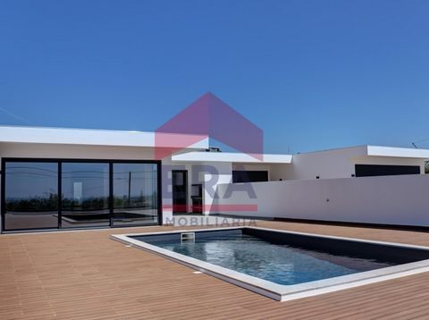 New single storey 3 bedroom house in Casais Brancos - Peniche. With a 71.15 sq.M garage. Living room with fireplace with stove. Kitchen equipped with hob, oven, extractor hood, refrigerator, microwave and dishwasher. Underfloor central heating and VM...