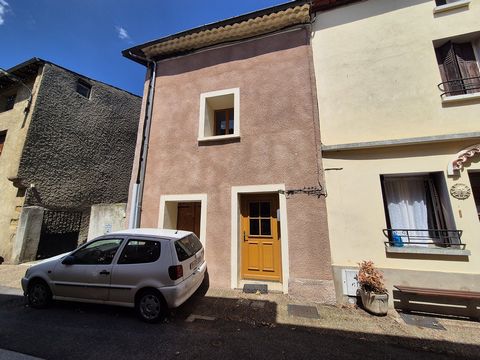 Montgailhard. Charming T3 village house of 74 m² in R+2, new and very bright. This house is composed on the ground floor of a living room with its open kitchen. On the 1st floor there is a large bedroom with its dressing room and its bathroom with WC...