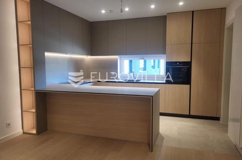 Zagreb, Heinzelova, new building, VMD, exclusive fully equipped four-room apartment on the 7th floor with an elevator, net usable area 117 m2 with 3 parking spaces in the garage and a storage room. First move-in, top quality furniture and equipment. ...