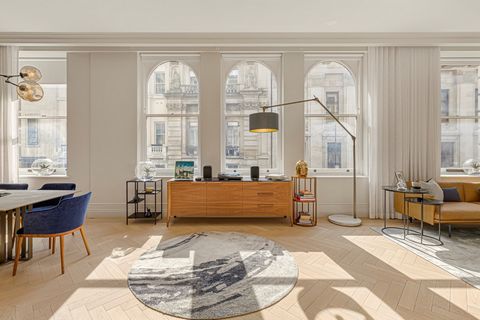 United Kingdom Sotheby’s International Realty is thrilled to present this exquisite three-bedroom apartment in the heart of Covent Garden. It lies on the second floor of a spectacular period building that has been carefully extended and features impr...