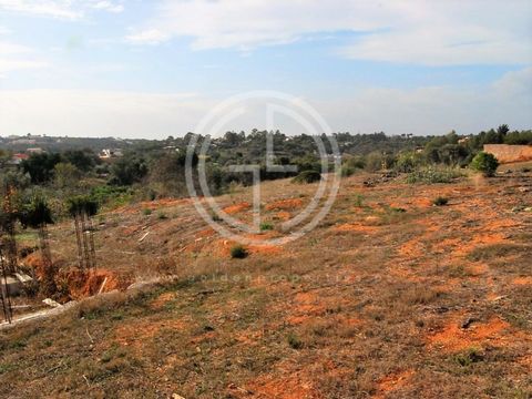 **Unique Investment Opportunity in Rural Tourism - Land in Estômbar** Discover this 4,690m² plot of land with an already approved project for a charming Rural Tourism development. The project includes the construction of 15 semi-detached villas, tota...