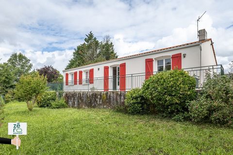 Come and discover this charming house in the town of Mareuil Sur Lay, close to all amenities (schools, supermarket, bakeries, butcher, hairdressers...), only 10 minutes from Luçon and 20 minutes from La Roche Sur Yon. This property offers a beautiful...