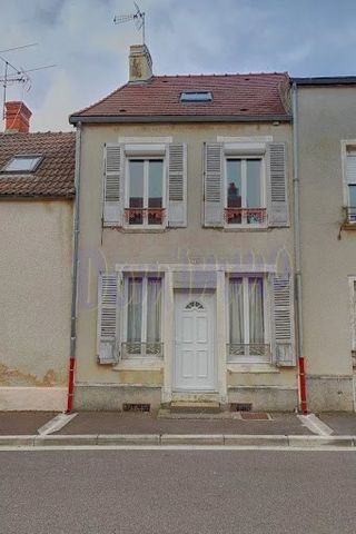 ROUVRAY: une maison de ville élevée sur cave comprenant en rez-de-chaussée, un séjour de 30 m² environ avec sol carreaux grès ouvert sur une cuisine équipée et WC.  A l’étage: palier desservant une chambre de 16 m² , salle d’eau et WC et seconde cham...