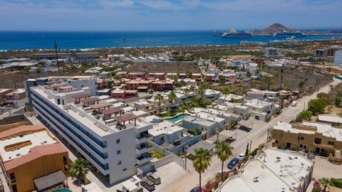 Geniet van dit moderne penthouse met uitzicht op de baai en de iconische boog van Cabo San Lucas. Het beschikt over 2 slaapkamers, 2 badkamers, een terras en een ruim dakterras om te ontspannen. Het ligt op minder dan 2 mijl van het centrum van Cabo ...