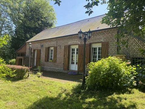 WATREMEZ IMMOBILIER offers you this charming detached house 5 minutes from Sains Richaumont in a quiet area in the countryside comprising on the ground floor: an entrance, a double living room of 42 m2 with insert fireplace, a fitted and equipped kit...