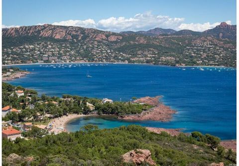 Villa de plain-pied récemment entièrement rénovée avec piscine, située au milieu du massif de l'Esterel entre Les Adrets d'Esterel et Mandelieu/Cannes, avec une vue magnifique sur Cannes et la mer Méditerranée. La villa de 3 chambres, toutes avec sal...