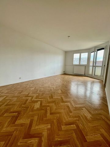 Dans une copropriété très bien entretenue et sécurisée, venez découvrir cet appartement de 90m2 offrant de beaux volumes.  Vous y découvrirez une belle entrée, une salon-séjour de 25m2, une cuisine aménagée équipée, trois chambres, une salle d'eau et...