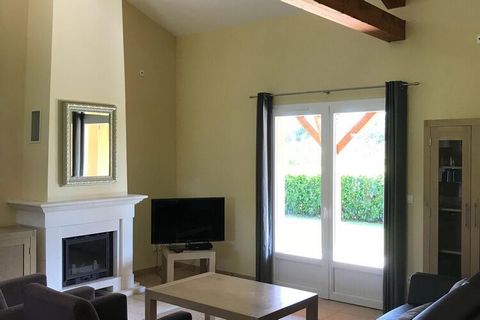 Reserve una espaciosa villa con un gran jardín privado en este pequeño y tranquilo parque de vacaciones. Ideal para familias y grupos. Todas las villas disponen de baño privado con aseo y ducha independientes, techos altos abovedados e impresionantes...