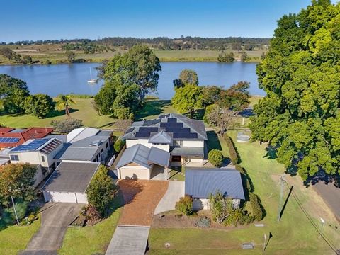 50 minutes to Coffs Harbour, and 90 minutes to Ballina, is this Centerstone on the banks of the Clarence River. Perfectly poised, with only one neighbour to the left and the boat ramp to the right, here, there is a harmonious blend of privacy, ambian...