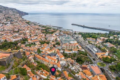 Objekt-Nr.: ZMPT568006 Entdecken Sie diese fantastische Villa im Herzen von Funchal, ideal für diejenigen, die eine zentrale Lage und die Bequemlichkeit schätzen, sich zu Fuß in der Innenstadt fortzubewegen. Diese Immobilie befindet sich in der Nähe ...