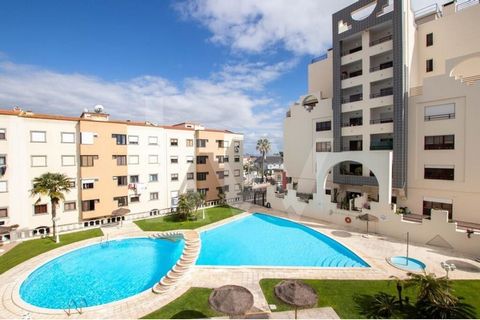 The 3 bedroom apartment in Condomínio Del Rei in Charneca da Caparica presents itself as an excellent option for those looking for comfort, modernity and a privileged location. This property is located in a quiet residential area, but with easy acces...