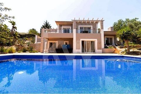 This is a stunning modern 3 bedroom Villa located on an exclusive Golf resort in the Algarve. The resort is one of the Pestana Groups championship Golf courses. Excellent facilities including a bar and restaurant and a driving range. the resort is no...