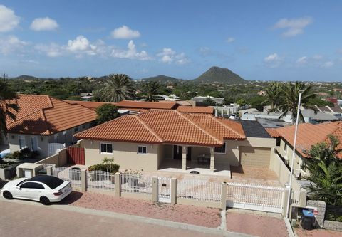 Välkommen till vårt utsökta familjehem inbäddat i hjärtat av Santa Cruz, Aruba. Denna charmiga bostad erbjuder den perfekta blandningen av komfort, stil och funktionalitet, som tillgodoser behoven hos en modern familj. Med två rymliga sovrum och två ...