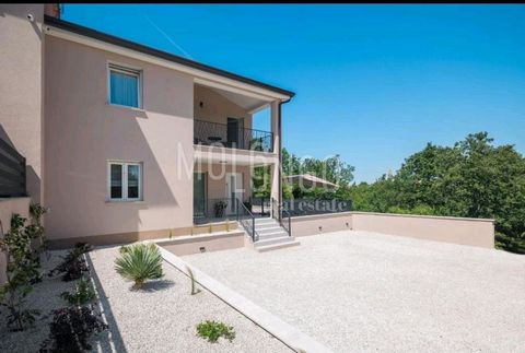 ISTRIA, POREČ - Two houses, 4 residential units, extraordinary investment opportunity! Only 7 km from Poreč and the sea, in a quiet settlement on the edge of a construction zone with a beautiful view of nature, a semi-detached house is for sale, each...