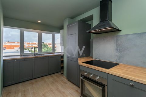 Appartement de 3 chambres, avec 2 salles de bain complètes, situé à Costa da Guia, à 900 mètres de la piste cyclable Guincho et Casa da Guia. Excellent appartement avec une lumière extraordinaire. Entièrement rénové en 2023. Finitions de qualité et d...