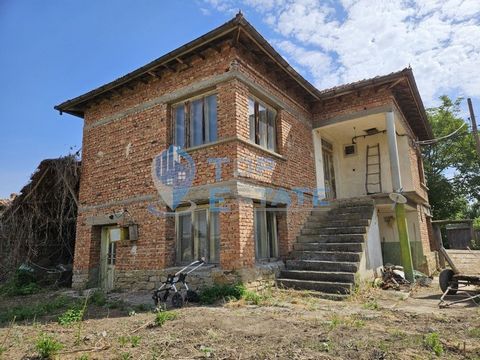 Top Estate Real Estate präsentiert Ihnen ein großes massives Haus in unmittelbarer Nähe des Zentrums des Dorfes Dzhulyunitsa, Gemeinde Lyaskovets, Region Veliko Tarnovo. Das Dorf ist gut entwickelt und liegt 25 km von der Stadt Varna entfernt. Veliko...