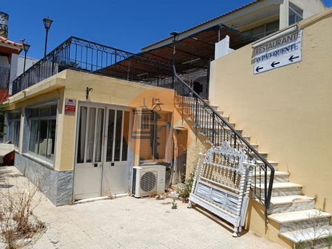 Edificio di tre piani, diversi locali e varie possibilità d'uso, tra cui abitazione, ristorante, bar, commercio o servizi. Posizione eccellente, nel centro di São Bartolomeu do Sul e vicino alla stazione di Castro Marim. Possibilità di progetto turis...