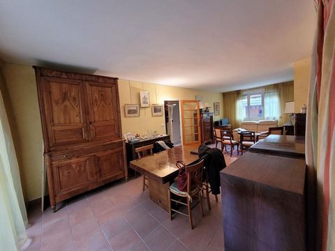 Dans une résidence sécurisée bl jean Jaurès appartement F2bis hall, wc, cuisine, double séjour avec un retour possible de faire une chambre, une salle de douche et une chambre sur cour l appartement se situe au rdc avec un balcon et une cave PRIX 688...