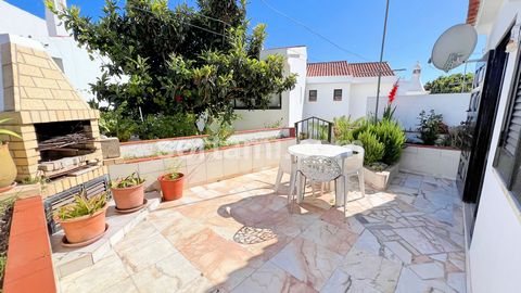 Discover this versatile three-bedroom townhouse in Albufeira with magnificent sea views. Explore this charming three-bedroom townhouse located on a picturesque hill in the heart of Albufeira. This property provides a unique opportunity for both priva...
