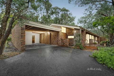 Located on an idyllic no through road with high side presence and large engaging spaces, this brick veneer, family home presents a wealth of opportunity. Primed for a modern makeover, the architectural features enhance the layout of the light soaked ...