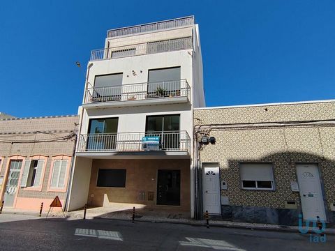Vende-se apartamento T2 no centro da cidade de Olhão, Portugal, Algarve. Apartamento T2 de 100 m² + varanda situado no primeiro andar de um prédio de apenas quatro pisos com elevador no centro da cidade de Olhão, perto de comércio, serviços e escolas...