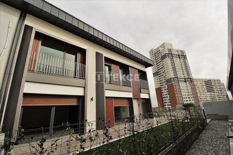 Doppelhaushälften mit Garten und Terrasse in einer Wohnanlage in İstanbul Der Bezirk Başakşehir ist eines der Investitionszentren in İstanbul. Die Region ist mit ihrer ruhigen Umgebung für Familien geeignet. Trotz der Lage abseits des Trubels der Sta...