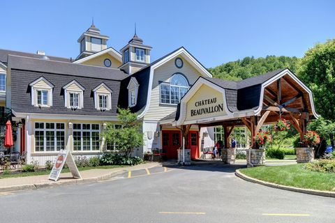 Chateau Beauvallon ist ein 4-Sterne-Apartmenthotel auf dem Champion-Golfplatz von Mont-Tremblant, Le Diable, und nur wenige Minuten vom Skigebiet Tremblant entfernt. Genießen Sie den Komfort von 36 Tagen im Jahr, während Sie das ganze Jahr über Einna...