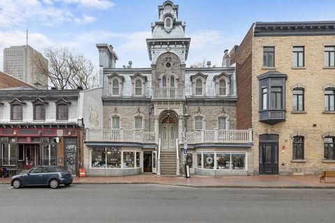 Discover the prestigious address of Château de Faubourg, an exceptional real estate gem located in the heart of Old Quebec. This beautifully restored historic property boasts distinctive architecture and elegant interior spaces. Château de Faubourg o...