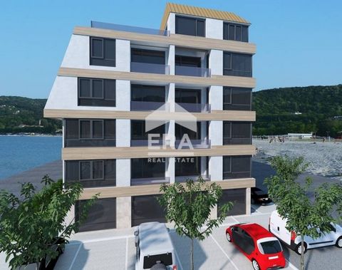 ERA Varna Trend bietet eine Panoramawohnung mit einem Schlafzimmer in einem neu gebauten Gebäude im Stadtteil Varna zum Verkauf an. Sparvorowo. Das Anwesen hat eine bebaute Fläche von 46,61 m² (52 m² mit Gemeinschaftsteilen) und befindet sich im vier...