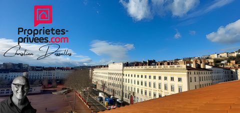 Au coeur de la presqu'île de Lyon, place Bellecour dans un immeuble bourgeois, je vous propose ce ravissant appartement climatisé sous les toits. Baigné de la lumière du Sud grâce à quatre grandes fenêtres de toit, il dégage une atmosphère douillette...