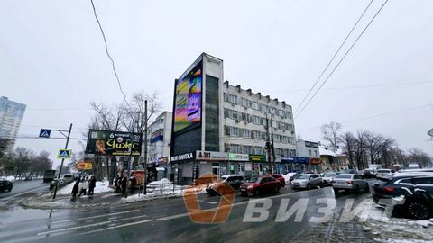 Сдам помещение в географическом центре города: г. Самара, Советский район, ул. Дыбенко, 20. Ближайшее пересечение с ул. Авроры. Расположено на 1й линии ул. Дыбенко. Парковка напротив входа в помещение. Сверхинтенсивный трафик, около 1500 чел/час. Общ...