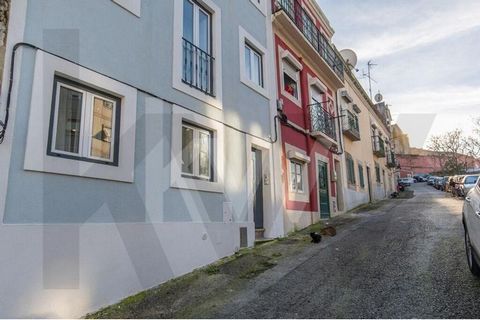 Actualmente desocupada La planta baja consta de una T1, con una superficie bruta privada de 42 m² y una superficie útil de 31,5 m². El 1er piso consta de una T1, con una superficie bruta privada de 51,5 m² y una superficie útil de 42,97 m². Tiene acc...