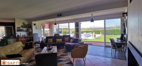 Superbe propriété de plain-pied d'environ 185 m² habitables avec piscine et pool-house sans travaux et vue Pyrénées